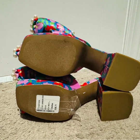 Adorable Betsey Johnson size 7 Maggie blue pink floral bow pearl front sandals - Picture 6 of 6